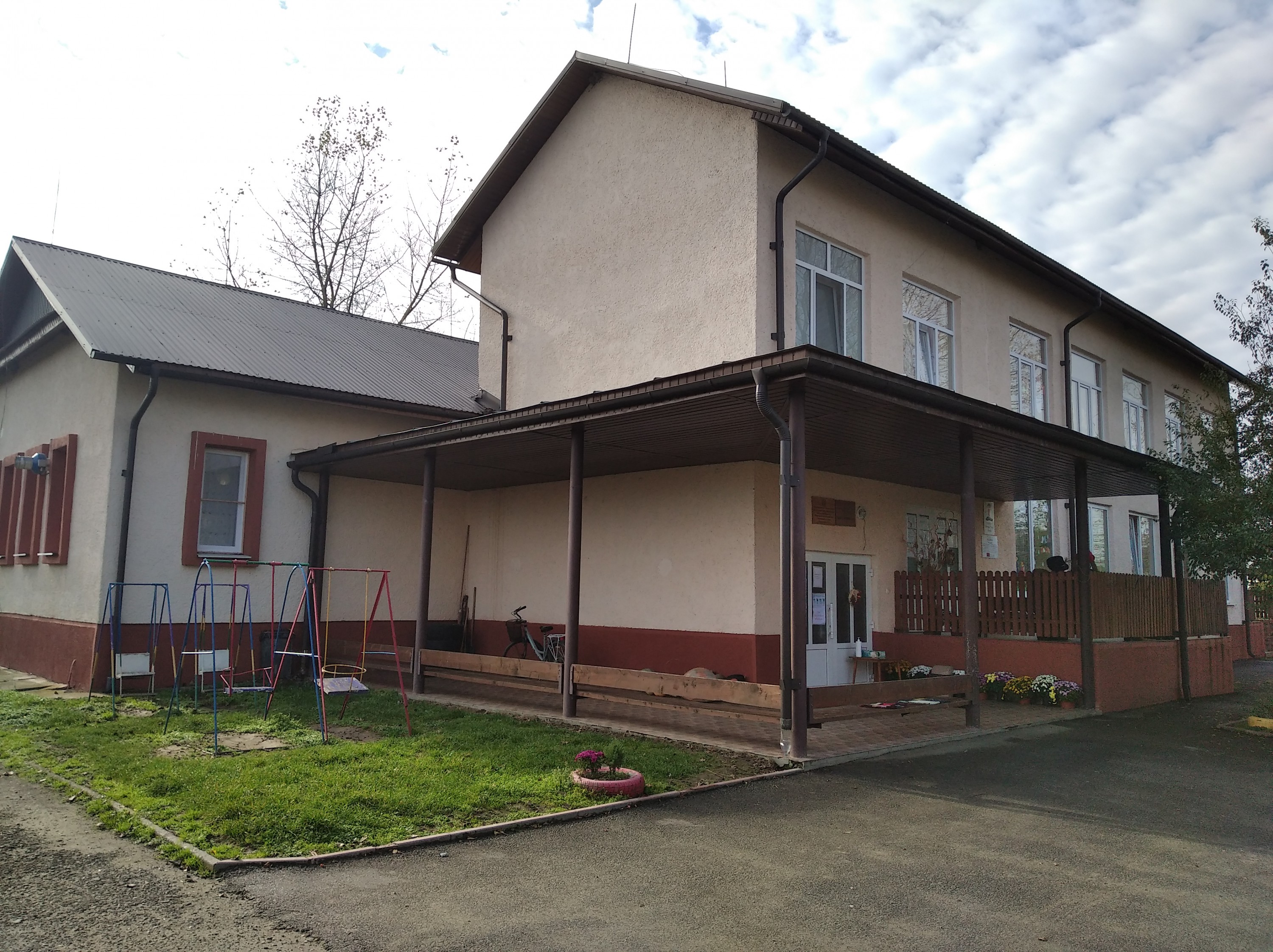 Az óvoda épülete az udvarról nézve